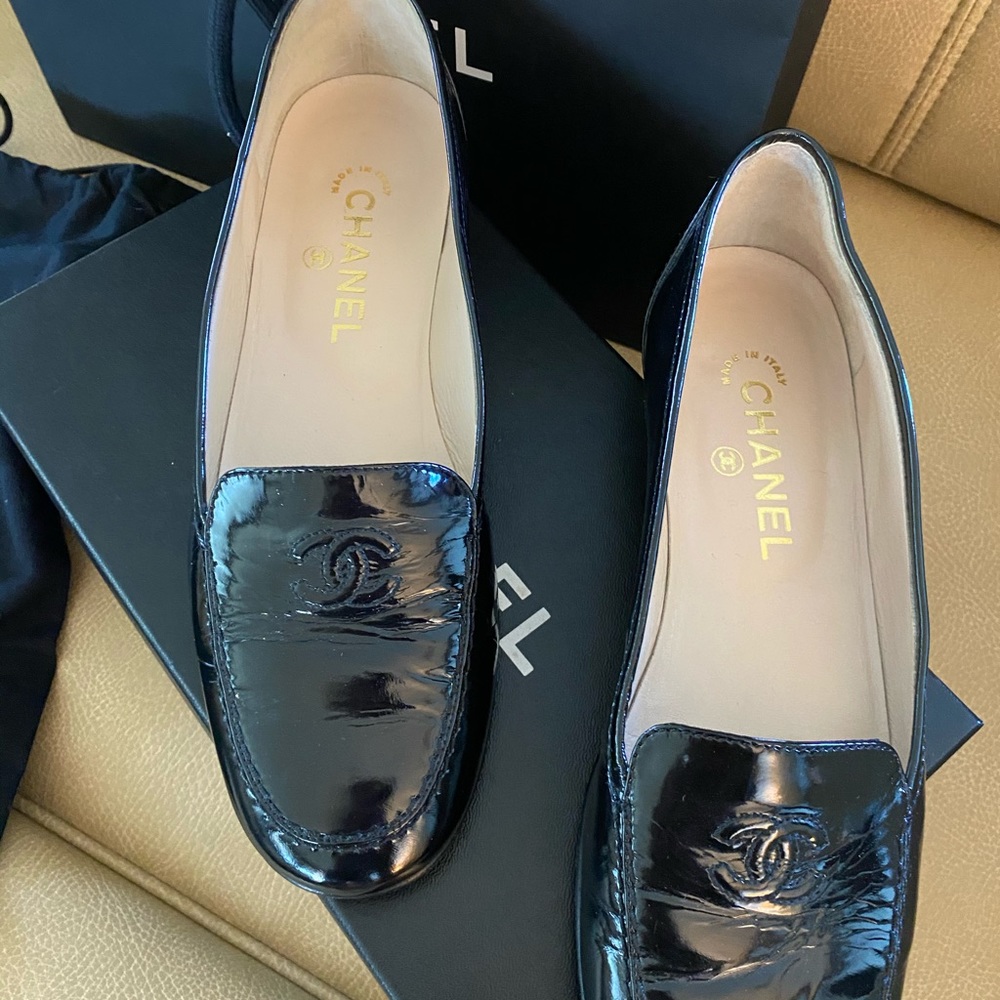 Chanel CC LOGO sz EU 38 Patent Leather Loafers